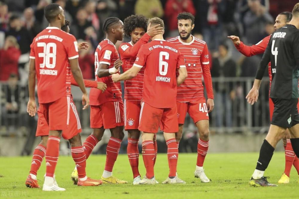  沙尔克04历史性降级引发球迷抗议潮  