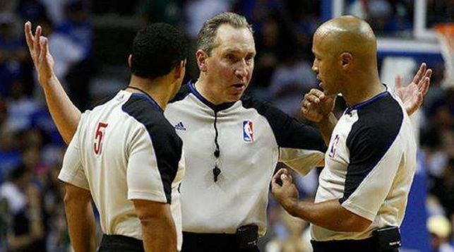  法兰克福主教练赛后批评裁判判罚引发争议  