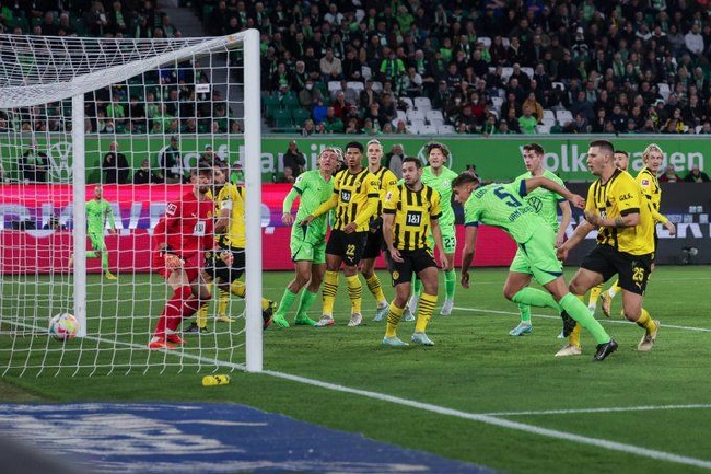  狼堡主场零封柏林联合，科赫头球制胜创纪录  