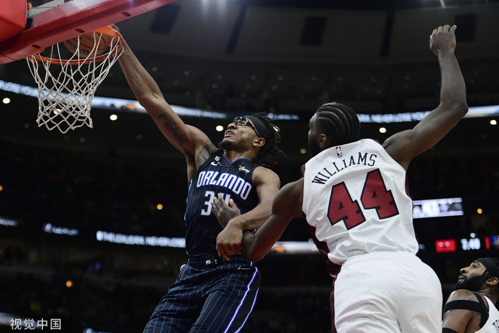  小瓦格纳压哨三分，魔术绝杀猛龙  